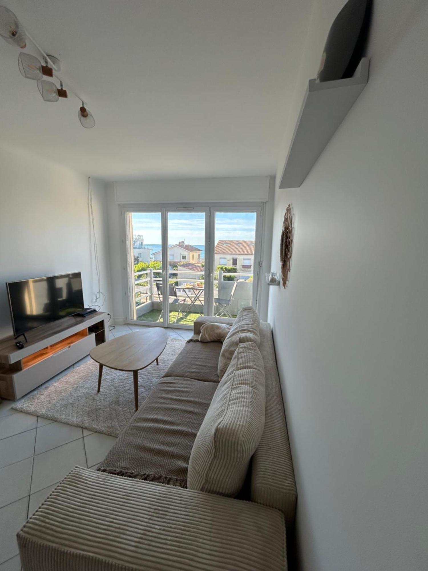 Apartment Traversant Vue Et Etang